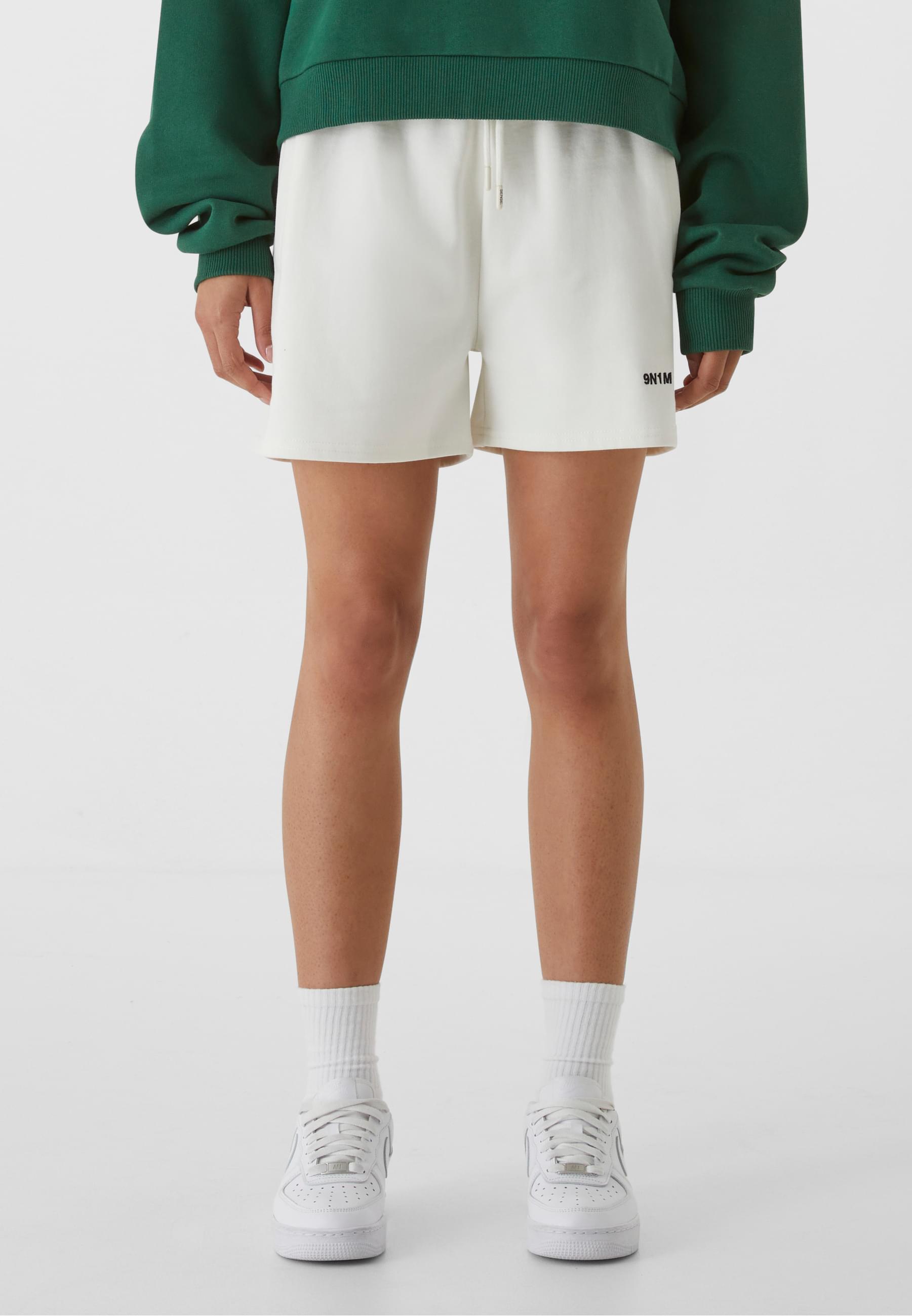 W-Essential Short | offwhite